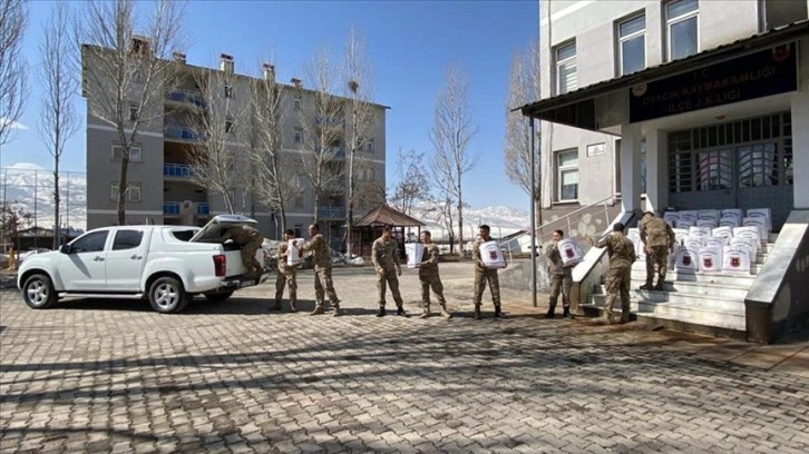 Mehmetçik Tunceli'deki ihtiyaç sahibi ailelere gıda yardımı yaptı