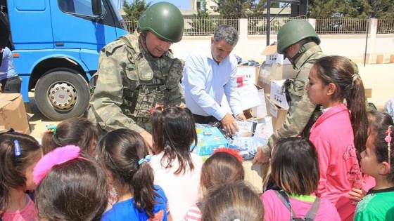 Mehmetçikten Suriyeli çocuklara 23 Nisan hediyesi