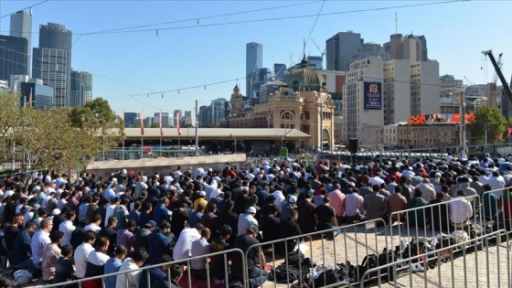 Melbourne'de yüzlerce kişi cuma namazını Federasyon Meydanı'nda kıldı