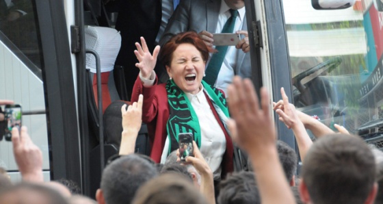 Meral Akşener’den Kocaelispor taraftarlarına üçlü