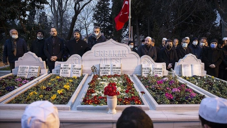 Merhum başbakan Necmettin Erbakan kabri başında anıldı