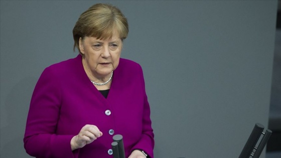 Merkel'den 'Kovid-19 salgınıyla uzun süre yaşamak zorunda kalacağız' uyarısı