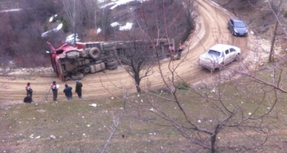 Mermer yüklü TIR devrildi