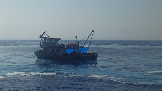 Mersin'de balıkçı teknesinde 90 düzensiz göçmen yakalandı