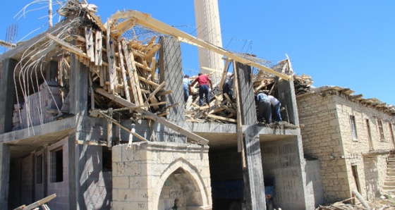 Mersin'de cami inşaatı çöktü: 1 ölü, 1 yaralı