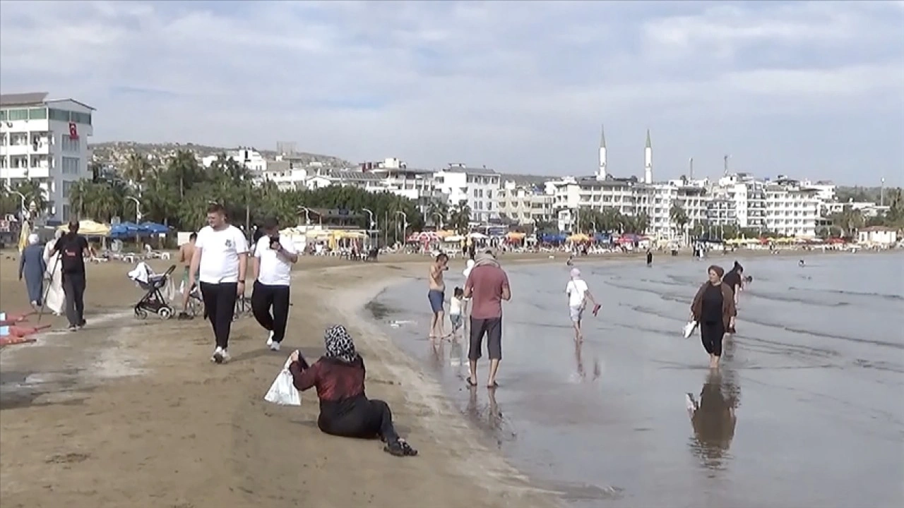 Mersin'de güneşli havayı fırsat bilenler kasımda denize girdi