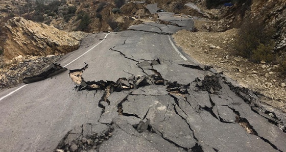 Mersin&#039;de heyelan yol kapattı