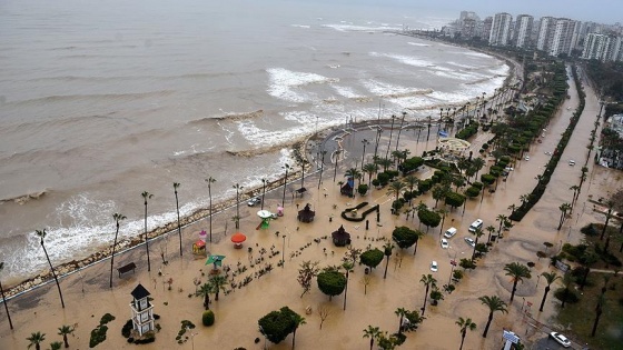 Mersin'de seldeki 3 kişi kayboldu