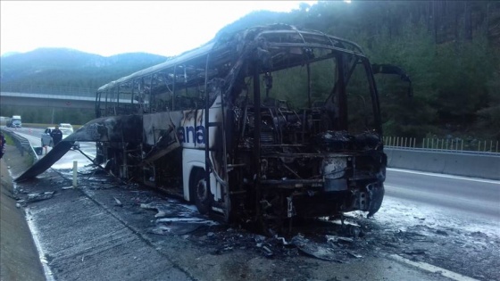 Mersin'de seyir halindeki yolcu otobüsü yandı