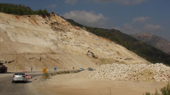 Mersin'de Silifke-Mut kara yolu heyelan nedeniyle ulaşıma kapandı