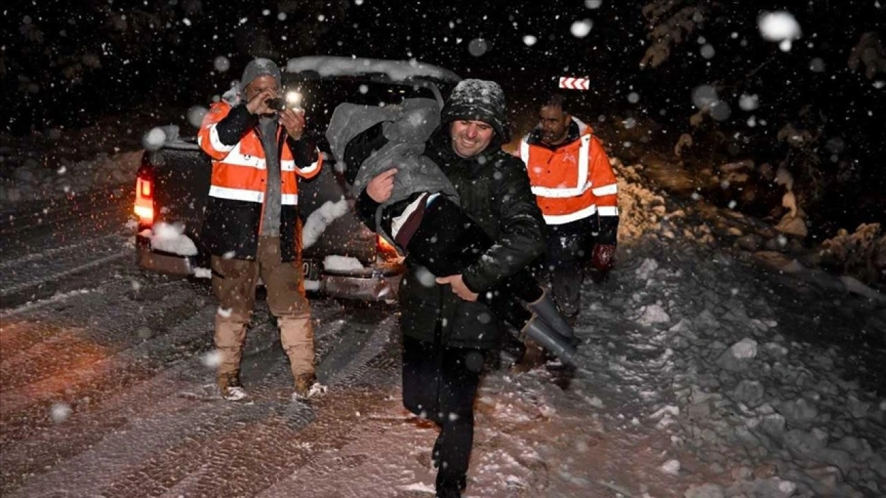 Mersin'de yolların kardan kapanması sonucu 30 araçta mahsur kalanlar kurtarıldı