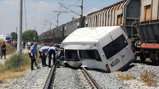 Mersin'de yük treni servis minibüsüne çarptı: 1 ölü, 8 yaralı