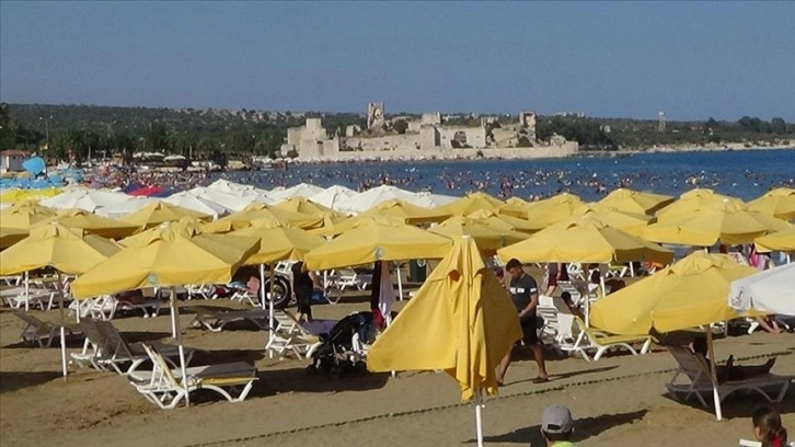 Mersin Kızkalesi'nde gurbetçiler turizmi hareketlendirdi