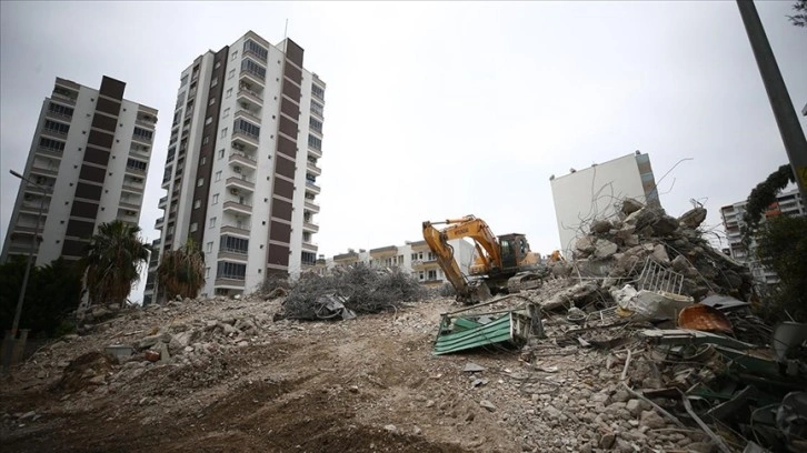 Mersin'de depremde hasar gören 8 katlı bina kontrollü yıkıldı