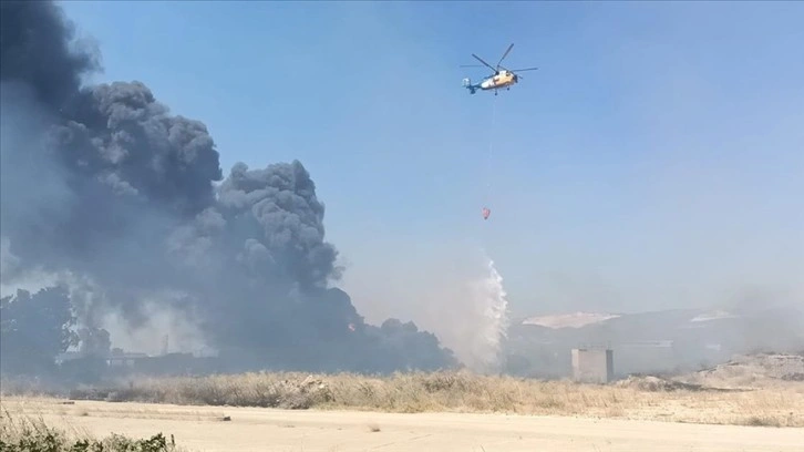 Mersin'de eski kağıt fabrikası alanında çıkan yangına müdahale ediliyor