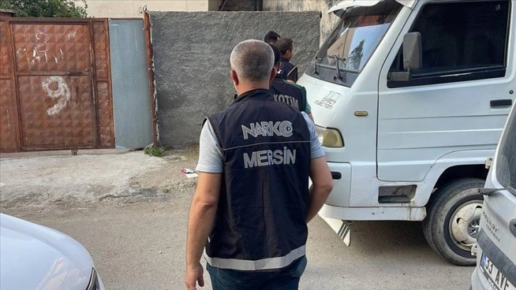 Mersin'de haklarında yakalama kararı bulunan şüphelilere şafak operasyonu