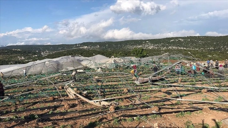 Mersin'de hortum, seralarda hasara sebep oldu