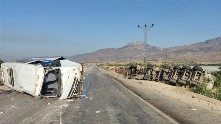 Mersin'de öğrenci servisiyle tırın çarpışması sonucu 11 kişi yaralandı