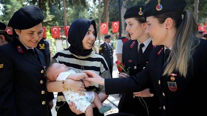 Mersin'de şehit eşi ve 2 aylık oğlundan duygulandıran ziyaret