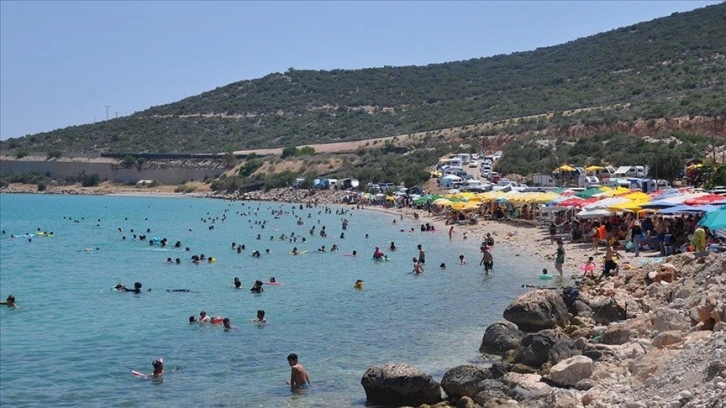 Mersin'deki plajlar, bayram tatilini denizde geçirmek isteyenleri ağırlıyor
