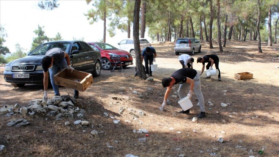 Mersinli gençler, mesire alanlarından bir saatte 1,5 ton çöp topladı