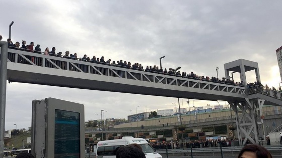 Merter metrobüs durağında yoğunluk