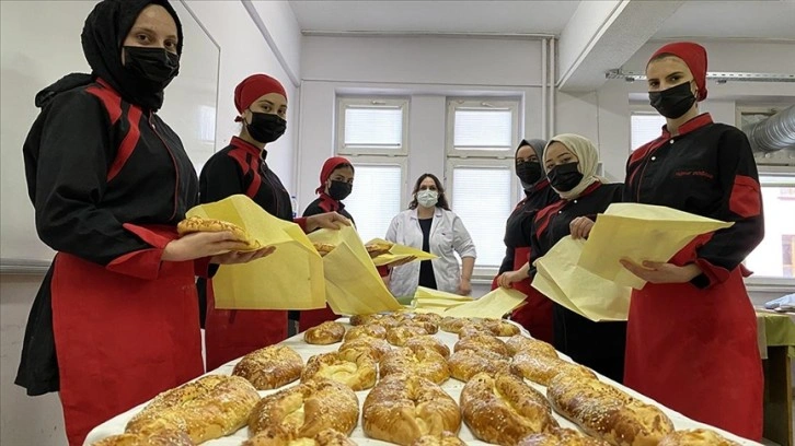 Meslek liseliler yaptıkları pidelerle ihtiyaç sahiplerinin yüzünü güldürüyor