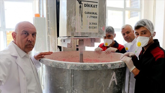 Meslek lisesi öğrencileri, boya imalatıyla üretime katkı sağlıyor