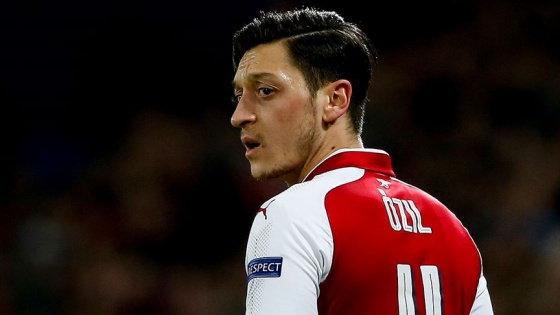 Mesut Özil Arsenal'ın Premier Lig kadrosunda yer almamanın üzüntüsünü yaşıyor