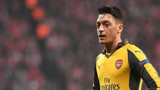 Mesut Özil yeni sisteme alışmaya çalışıyor