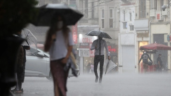 Meteorolojiden bazı iller için kuvvetli yağış ve fırtına uyarısı