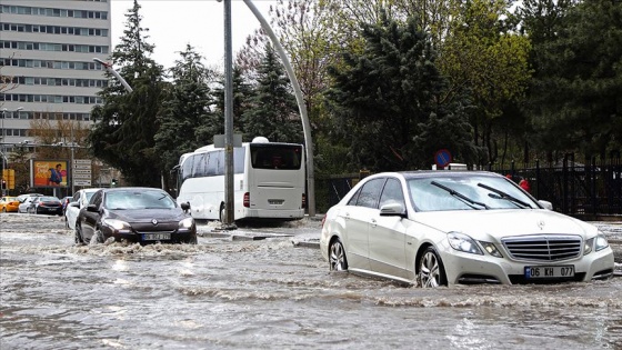 Meteorolojiden 'selde araba kullanmaya çalışmayın' uyarısı