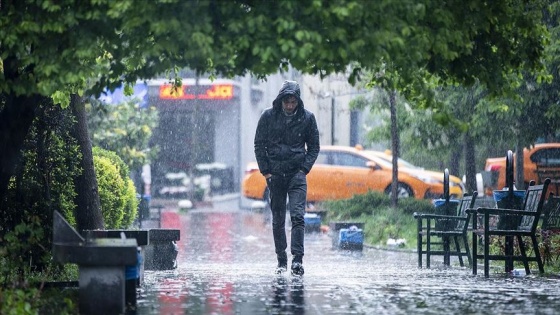 Meteorolojiden yurdun iç ve batı kesimlerinde sağanak uyarısı