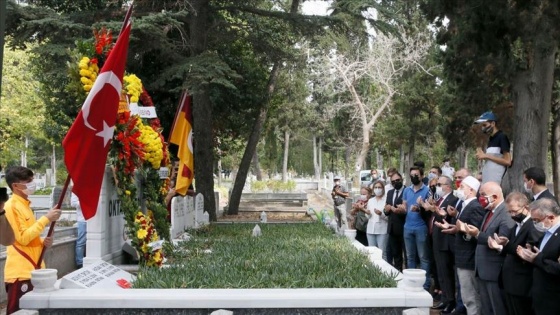 Metin Oktay, kabri başında anıldı