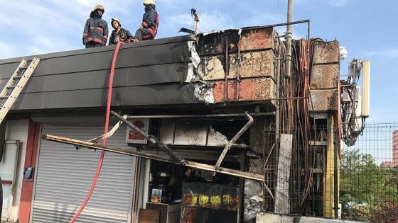 Metro istasyonu girişindeki büfede yangın