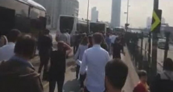 Metrobüs arızalandı vatandaş yaya kaldı