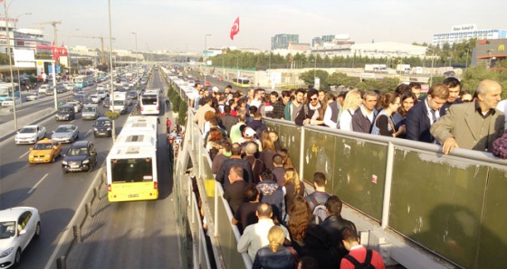 METROBÜS DURAĞINDA İNSAN SELİ