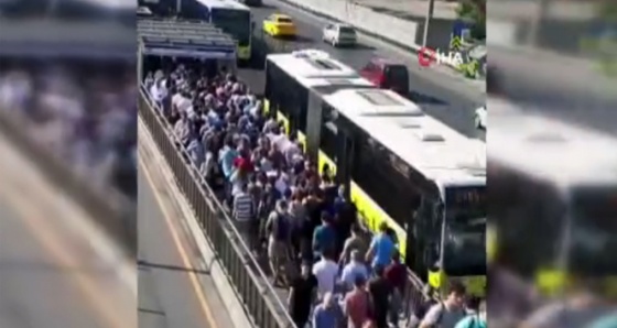 Metrobüs duraklarında yaya izdihamı