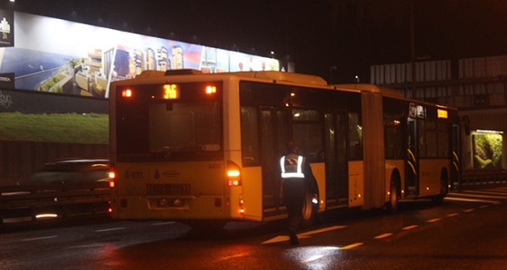 Metrobüs yoluna giren şahsa, metrobüs çarptı