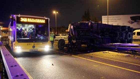 Metrobüs yoluna tır devrildi