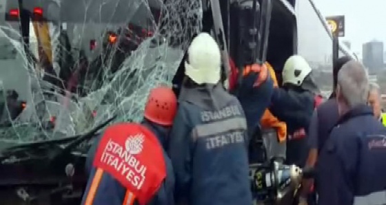 Metrobüs yolunda feci kaza