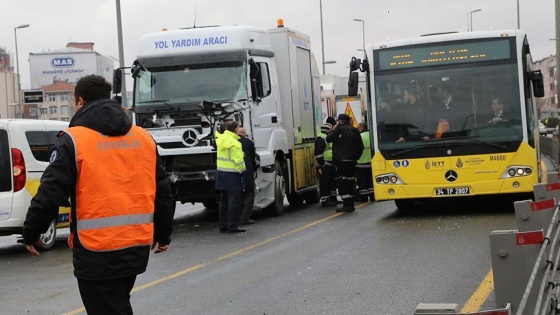 Metrobüs yolunda kaza: 3 yaralı