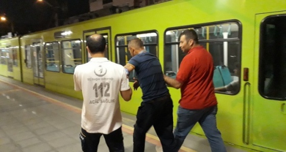 Metroda bayıldı, herkesi ayağa kaldırdı