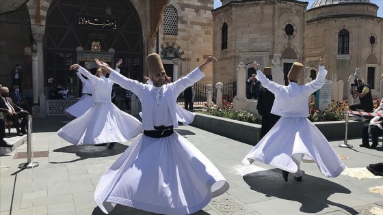 Mevlana Müzesi 2,5 ayın ardından sema gösterisiyle ziyarete açıldı