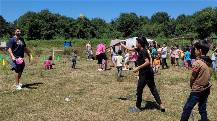 Mevsimlik tarım işçilerinin çocukları pickleball oynadı