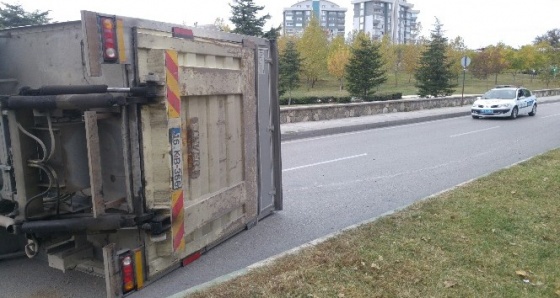 Meyve yüklü kamyon devrildi, cadde trafiğe kapandı