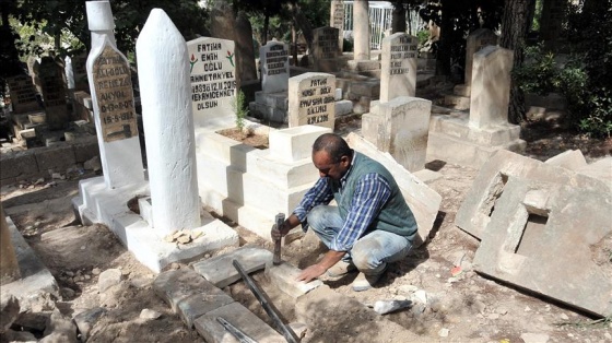 Mezar taşlarına işlenen ilginç figürler