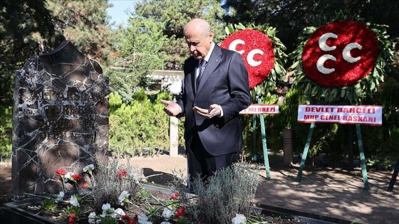 MHP Genel Başkanı Bahçeli, Alparslan Türkeş'in kabrini ziyaret etti