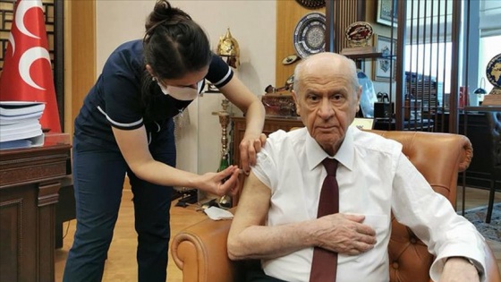 MHP Genel Başkanı Bahçeli Kovid-19 aşısı oldu