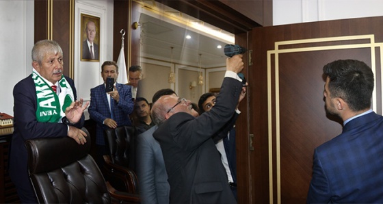 MHP’li Başkan Sarı'nın ilk işi makam kapısını söktürmek oldu